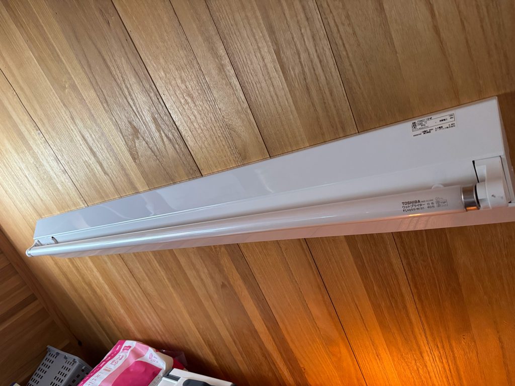 天井に取り付けられた交換前の直管蛍光灯器具
