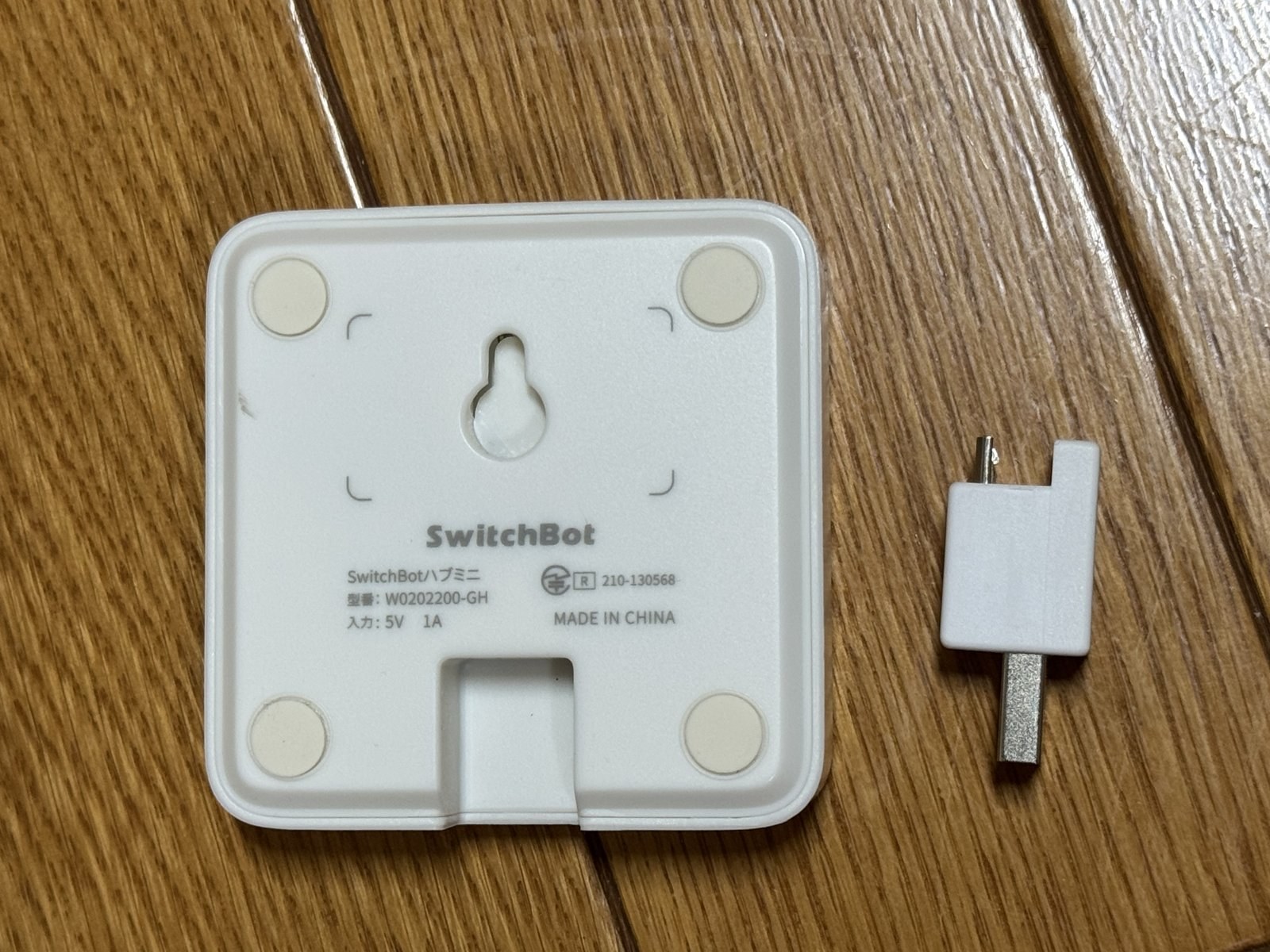 SwitchBotハブミニの裏面と専用変換コネクタ