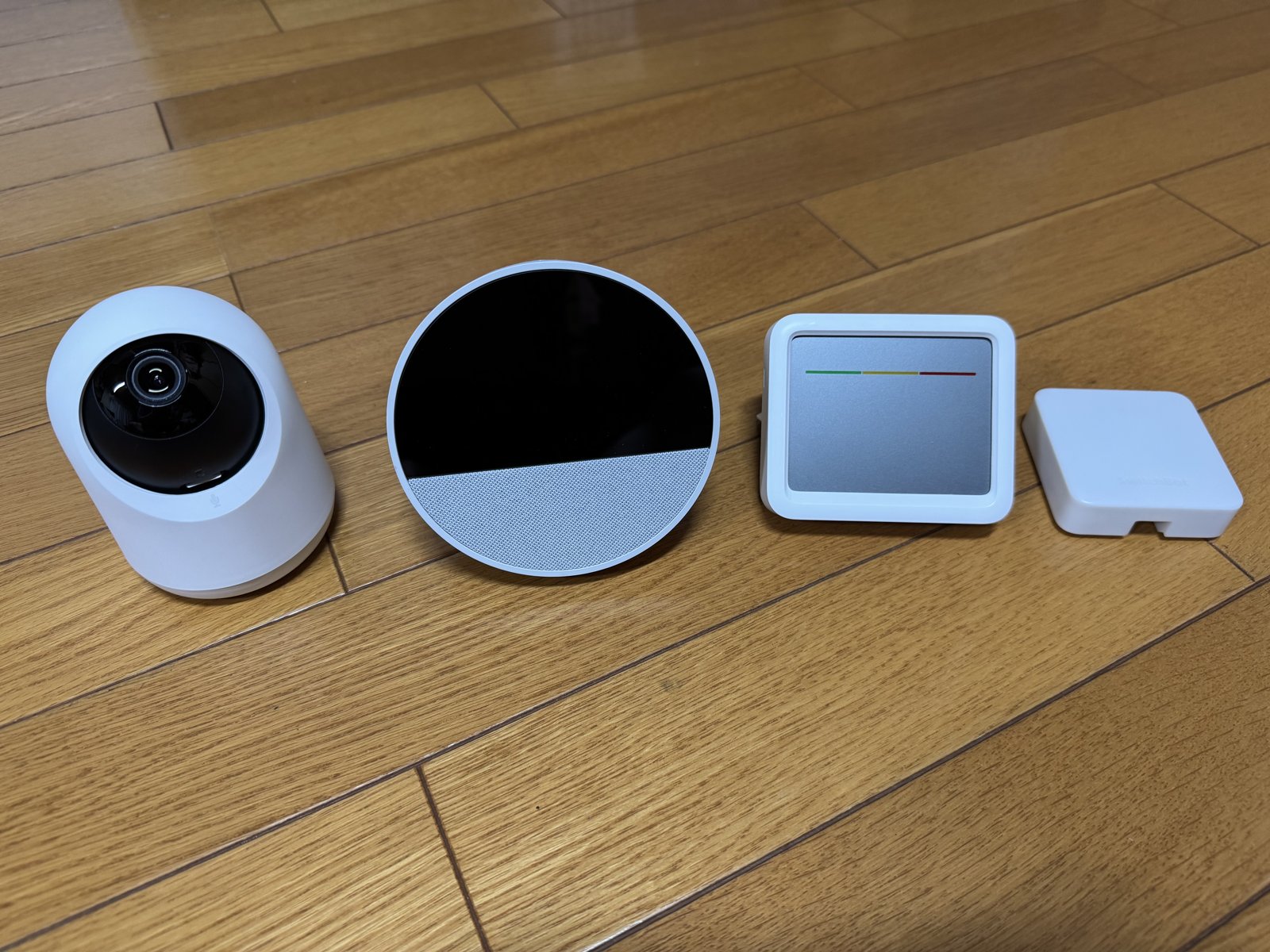 使用しているデバイス(左から見守りカメラ、Echo Spot、CO2センサー(温湿度計)、ハブミニ)