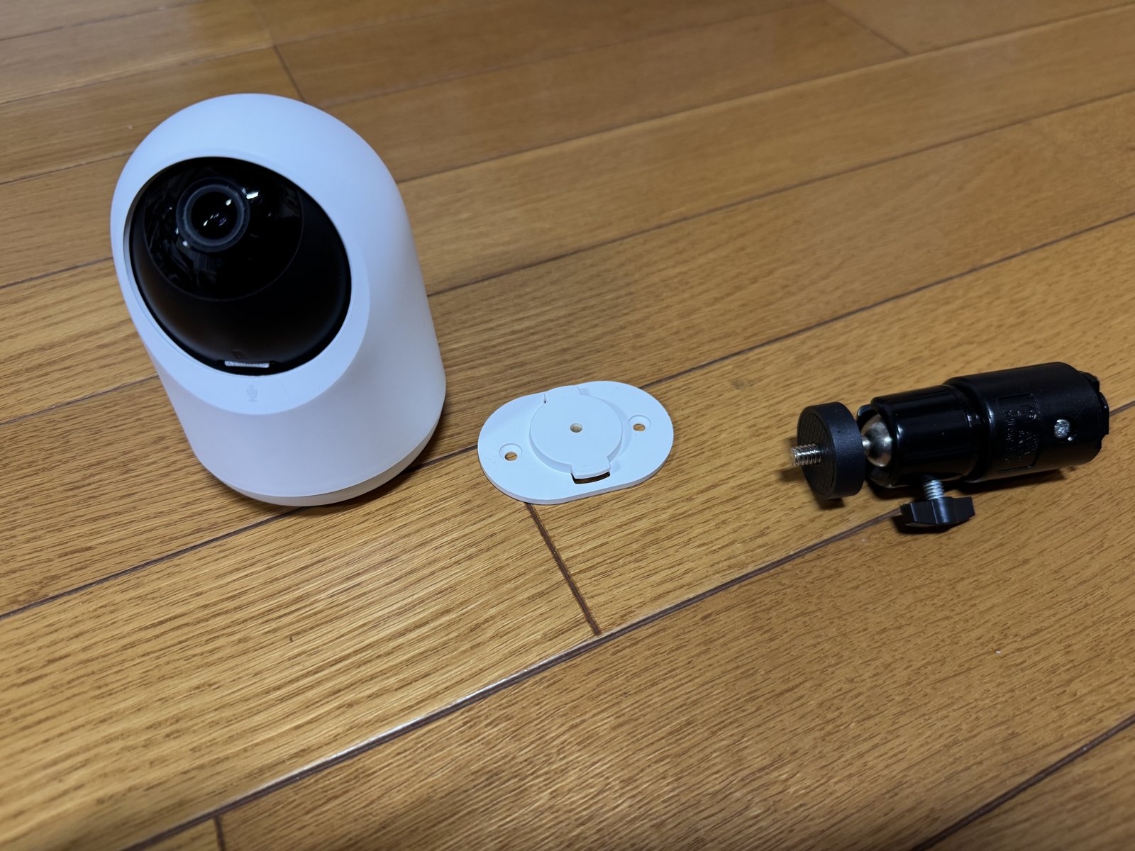 カメラ本体、白い取付プレート、黒いボールヘッド付きマウント
