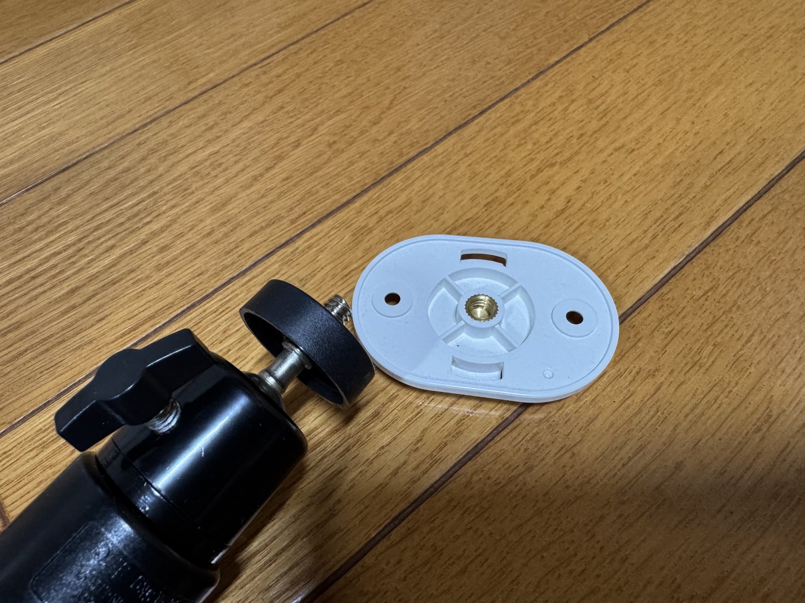 取付プレートの裏側とボールヘッド